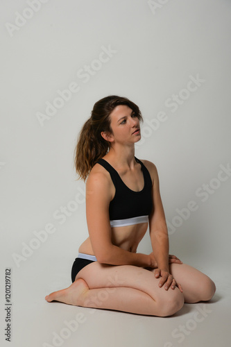 sport, übung, yoga, ilatis, gynmastik, frau, schönheit, gestalten, haar, leitbild, körper, sitzen, person, frau, bein, atelier, 1, bekleidung, leute, brünett, gesicht, damenunterwäsche, sinnlichkeit,  photo