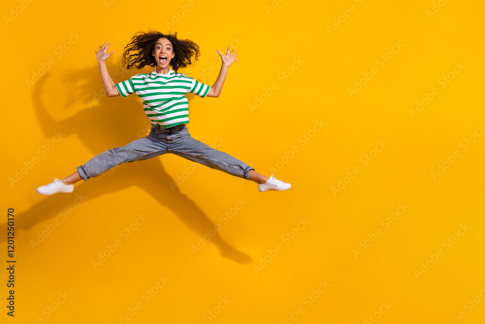 Φωτογραφία Full body portrait of nice young girl jump empty space ad wear striped t-shirt i