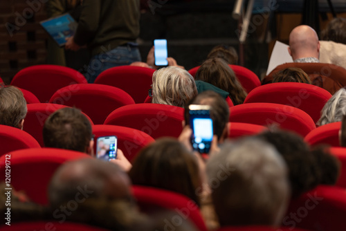 Konstfotografi Participants d'un séminaire utilisant leur téléphone pour photographier un code