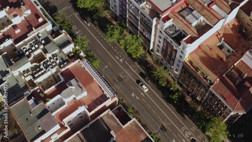 plano aerea cenital de coches en una calle de madrid