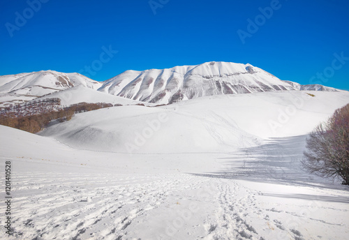 Obraz na płótnie Monti Sibillini (Italy) - The landscape summit in Marche and Umbria region, municipal of Montemonaco, Amandola and Norcia. Sibillini panoramic winter landmark, alpinistic with snow w salonie