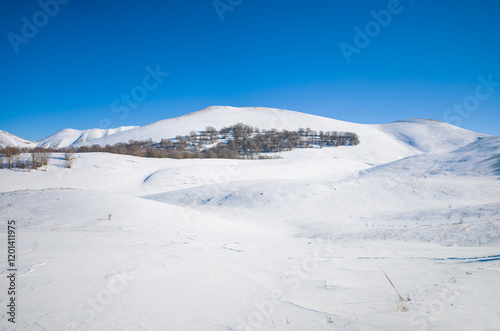 Obraz na płótnie Monti Sibillini (Italy) - The landscape summit in Marche and Umbria region, municipal of Montemonaco, Amandola and Norcia. Sibillini panoramic winter landmark, alpinistic with snow w salonie