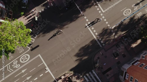plano aereo cenital de cruce en ciudad ciclista