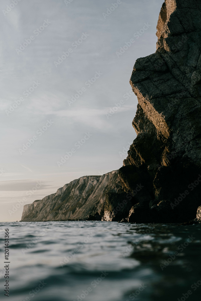 Naklejka premium A rocky cliff overlooks the ocean