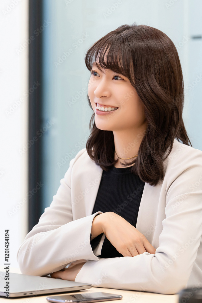 笑顔で対話をする女性・ビジネスウーマン 笑顔で対話をする女性・ビジネスウーマン