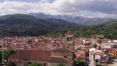 dron rebasando campanario con montañas