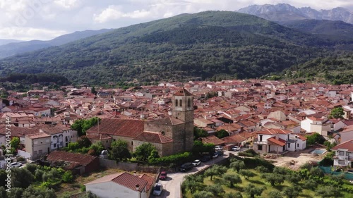 iglesia en pueblo con montañas.