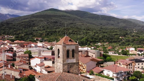 plano aereo campanario en pueblo con montañas