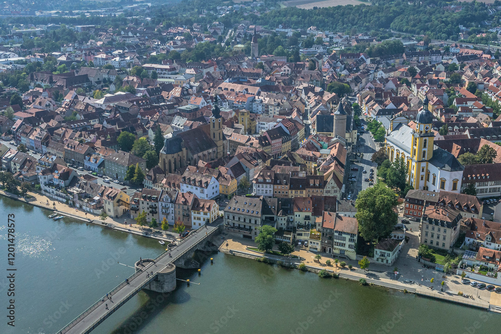 Obraz premium Die sehenswerte Kreisstadt Kitzingen im unterfränkischen Maintal im Luftbild