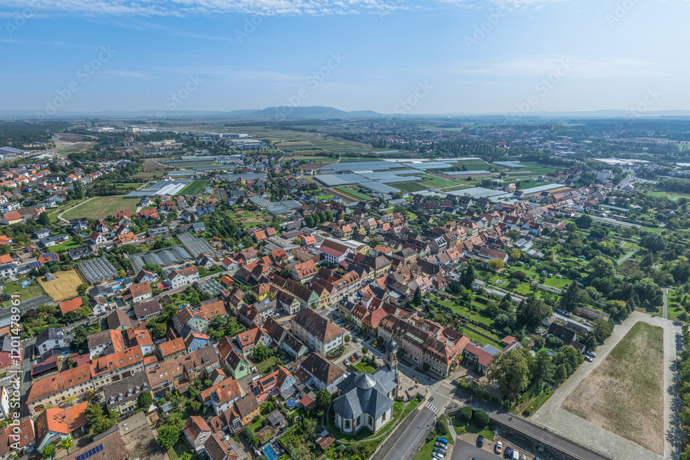 Fototapeta premium Die sehenswerte Kreisstadt Kitzingen im unterfränkischen Maintal im Luftbild