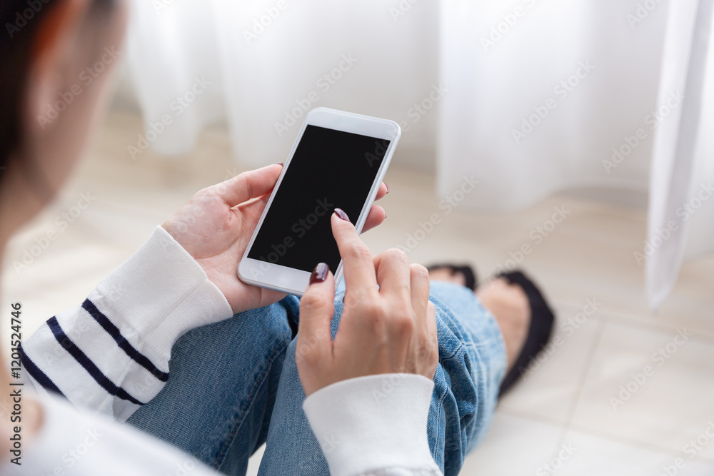 スマホを操作する女性