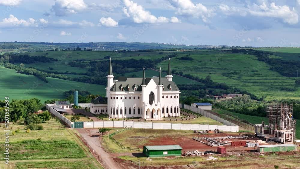 Mosteiro dos Arautos do Evangelho de Maringá. Uma vista de drone deste incrível castelo.