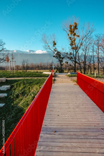 la passerelle rouge en plein air photo