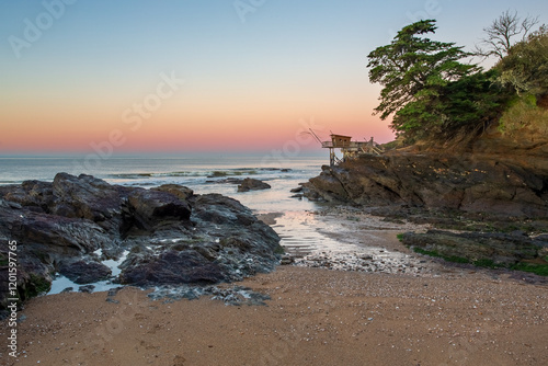 Lever du soleil sur la cote de Jade à Pornic en Loire-Atlantique