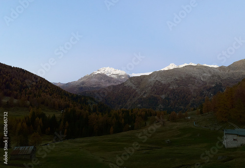 Blauestunde in den Bergen. Herbst Bild nach sonnenuntergang photo