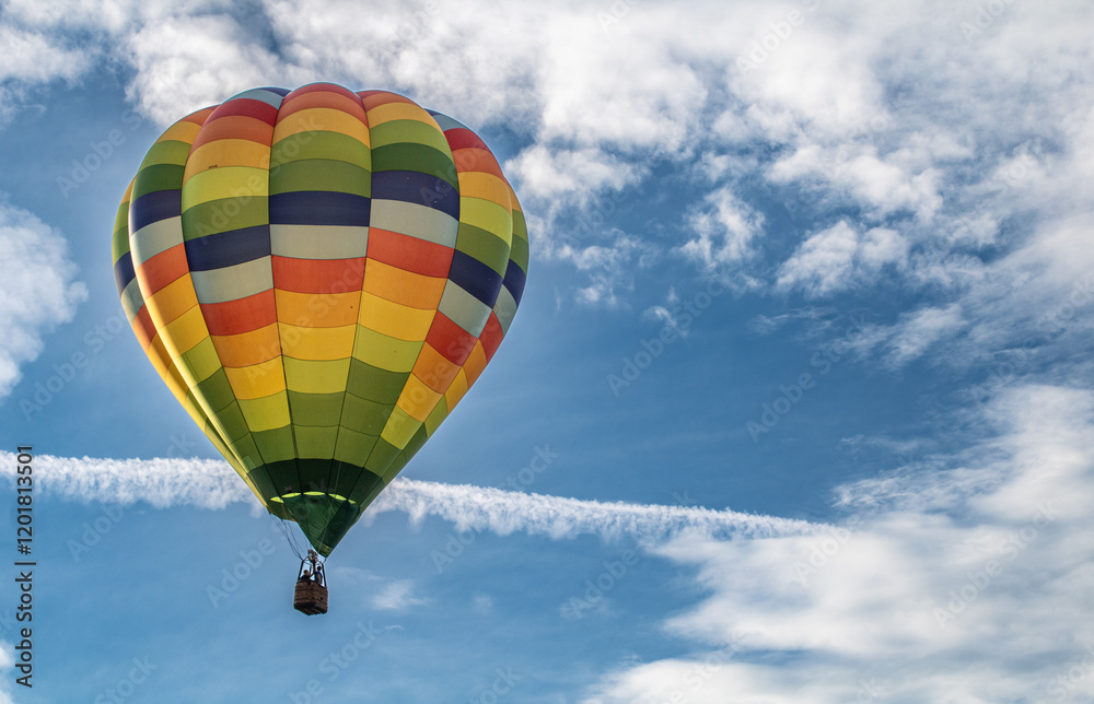 Naklejka premium Brightly colored hot air balloons against blue skies 