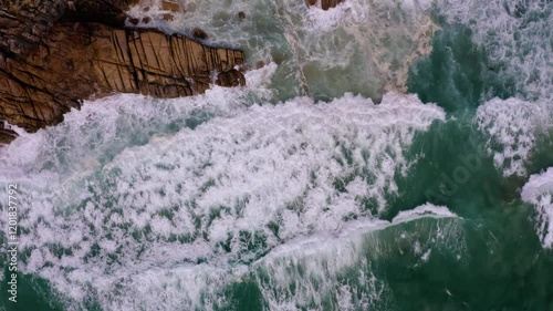 aérea cenital de olas de mar en la costa
