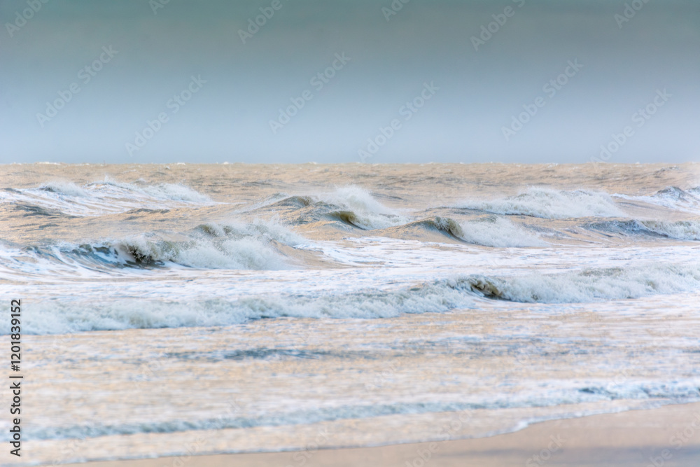 Grosses vagues s'échouant sur la plage de Dunkerque en mer du nord Grosses vagues s'échouant sur la plage de Dunkerque en mer du nord