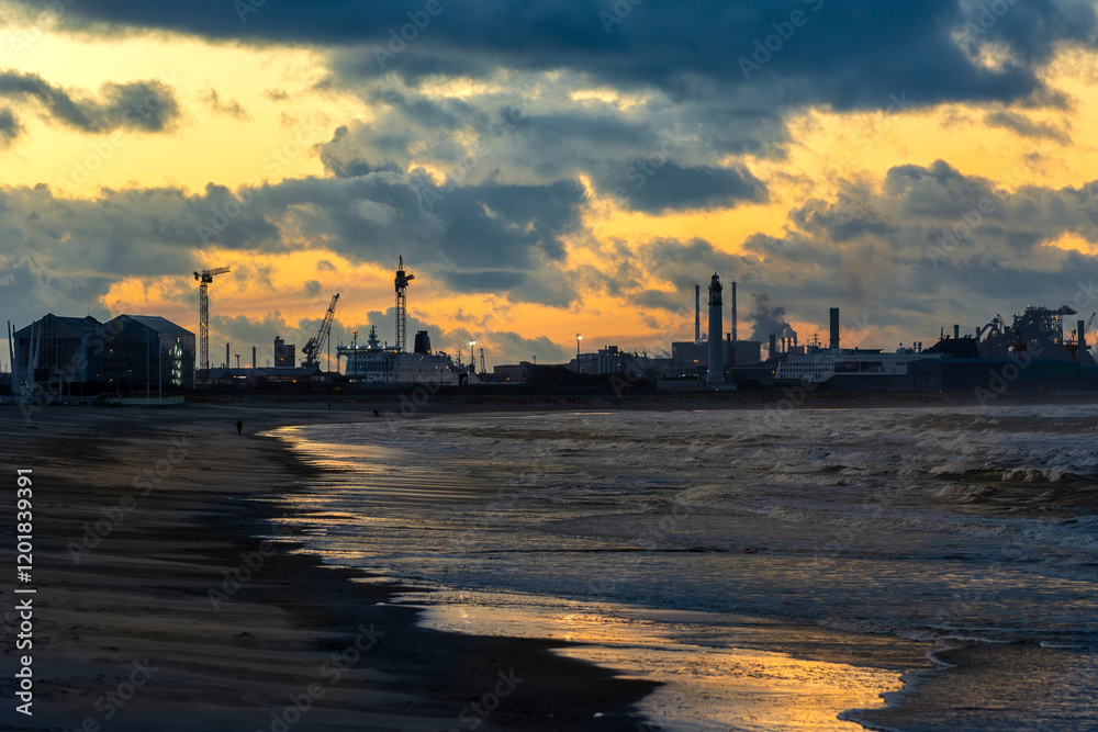 Coucher de soleil en mer du Nord et les usines du port de Dunkerque Coucher de soleil en mer du Nord et les usines du port de Dunkerque