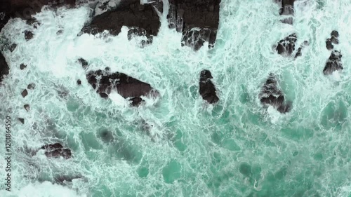 aérea cenital de olas agitadas de mar en la costa