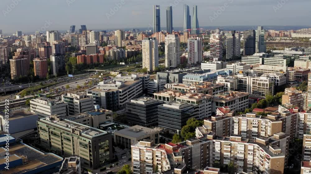 skyline de madrid con dron alejándose