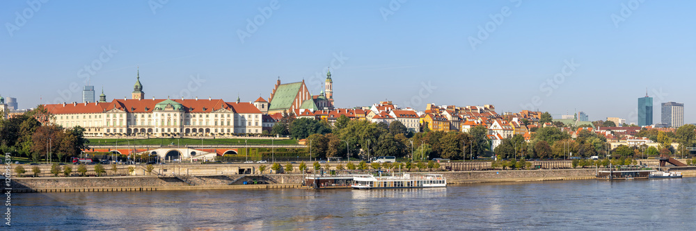 Fototapeta premium Warsaw Castle and old town at Vistula river panorama in Warsaw, Poland