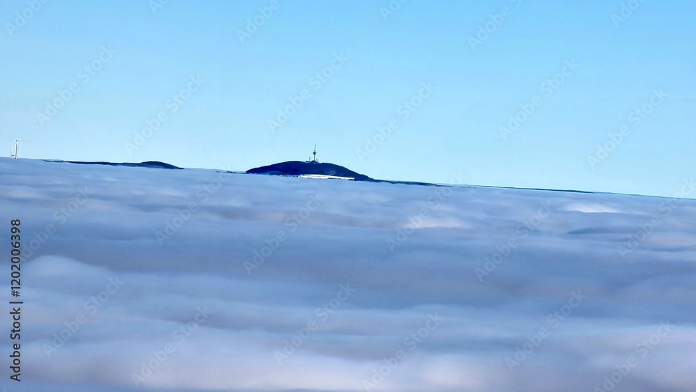 Fototapeta premium Köterbergkuppe im Hochnebel