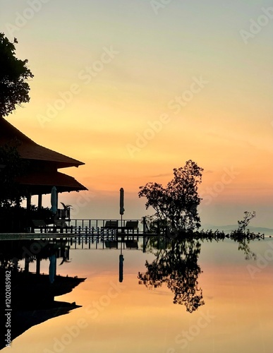 Sonnenaufgang am Infinitypool am Strand photo