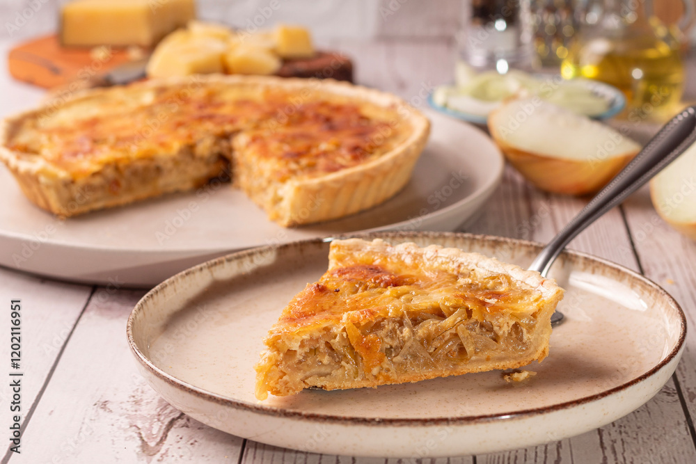 quiche de cebola caramelizada com elementos ao redor como azeite, queijo parmesão e cebola fatiada quiche de cebola caramelizada com elementos ao redor como azeite, queijo parmesão e cebola fatiada