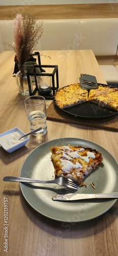Pizza w pizzerii na stole. 