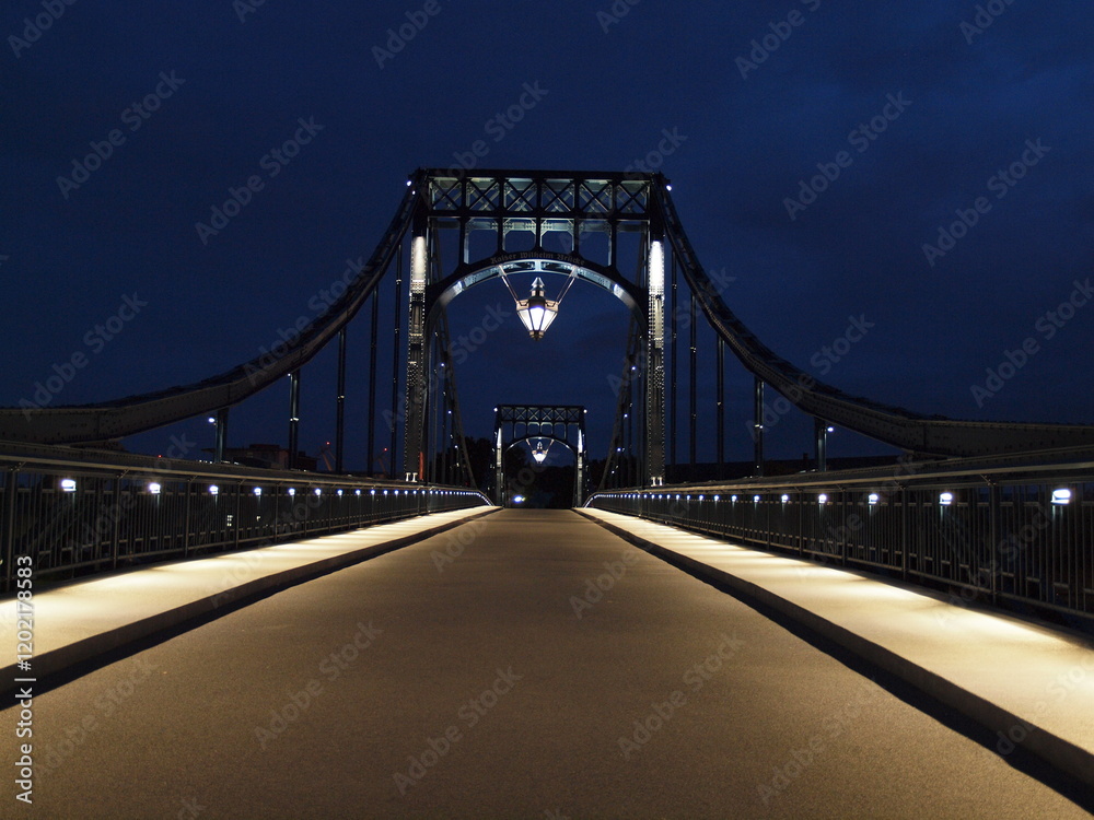 Fototapeta premium Kaiser Wilhelm Brücke bei Nacht