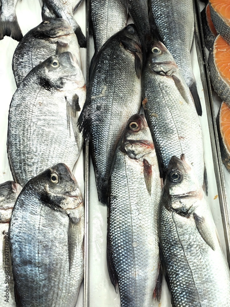 Obraz premium fresh fish sea ​​trout on the market on ice