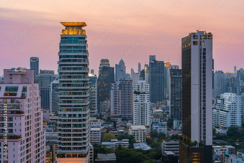 Obraz premium Skyline of Bangkok during twilight with vibrant colors illuminating the cityscape