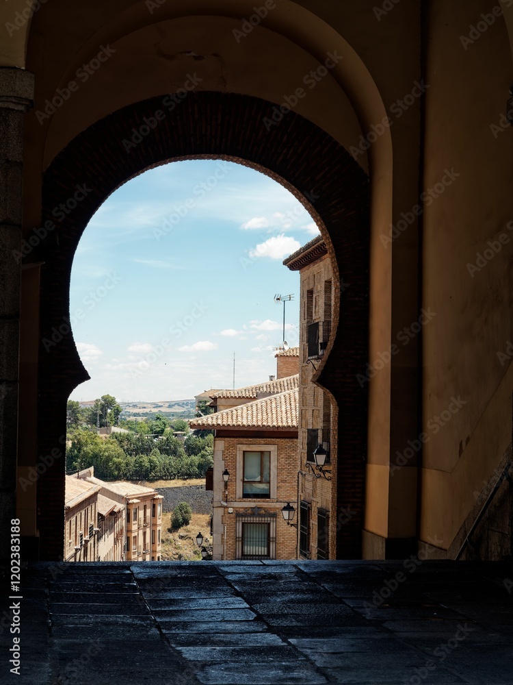 Fototapeta premium Scenic view through Toledo archway