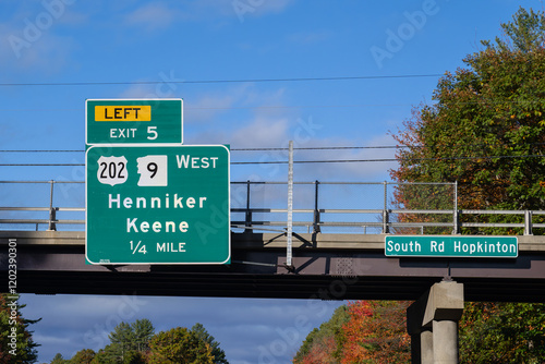 exit sign on  Interstate 89 for  Exit 5 for US-202 and NH-9 toward Henniker and Keene, New hampshire