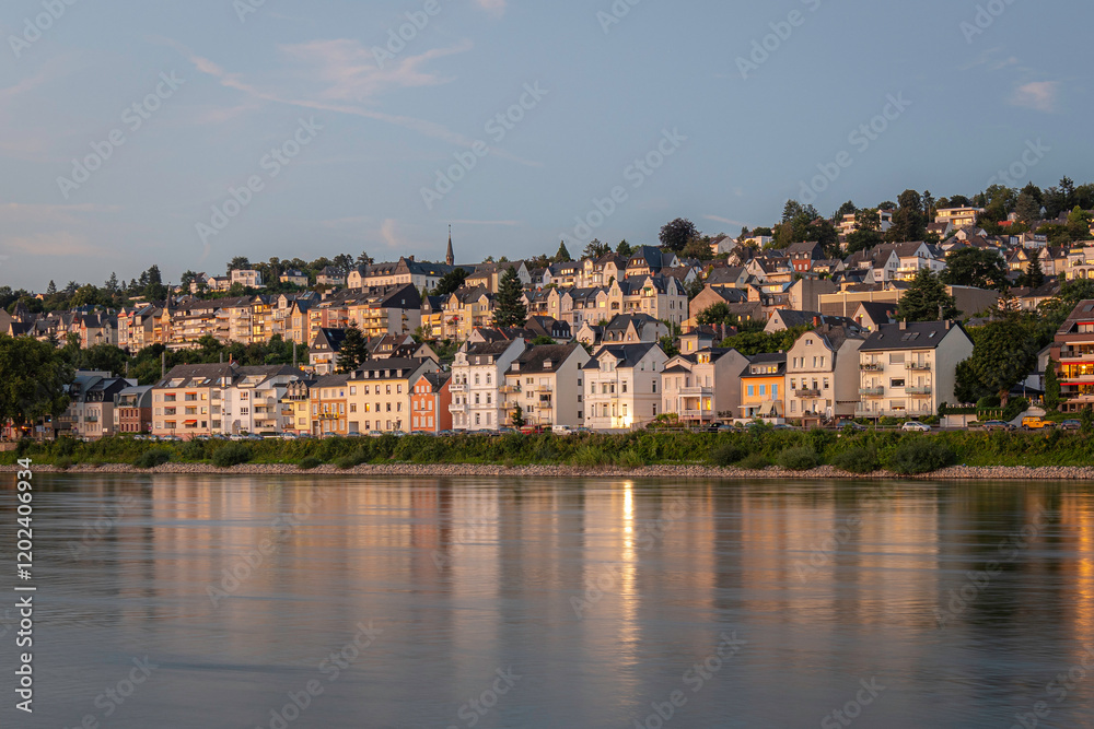 Fototapeta premium Typische Häuser spiegeln sich im Rhein in Koblenz