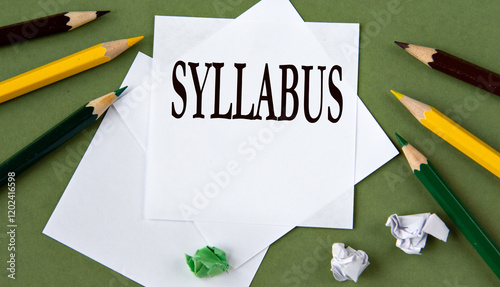 Foto SYLLABUS - word on white paper on a green background with pencils
