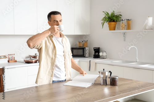 Handsome man drinking cup o...