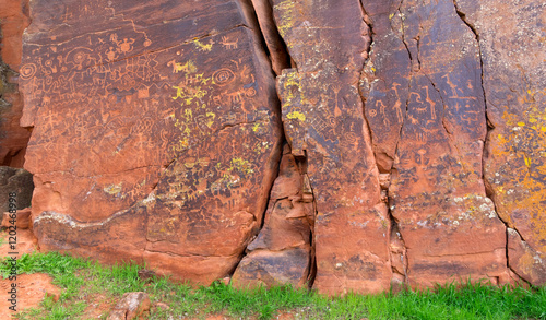 Wallpaper Mural Arizona, V Bar V Heritage Site, Petroglyphs created by the Sinagua, along Beaver Creek in the Verde Valley Torontodigital.ca