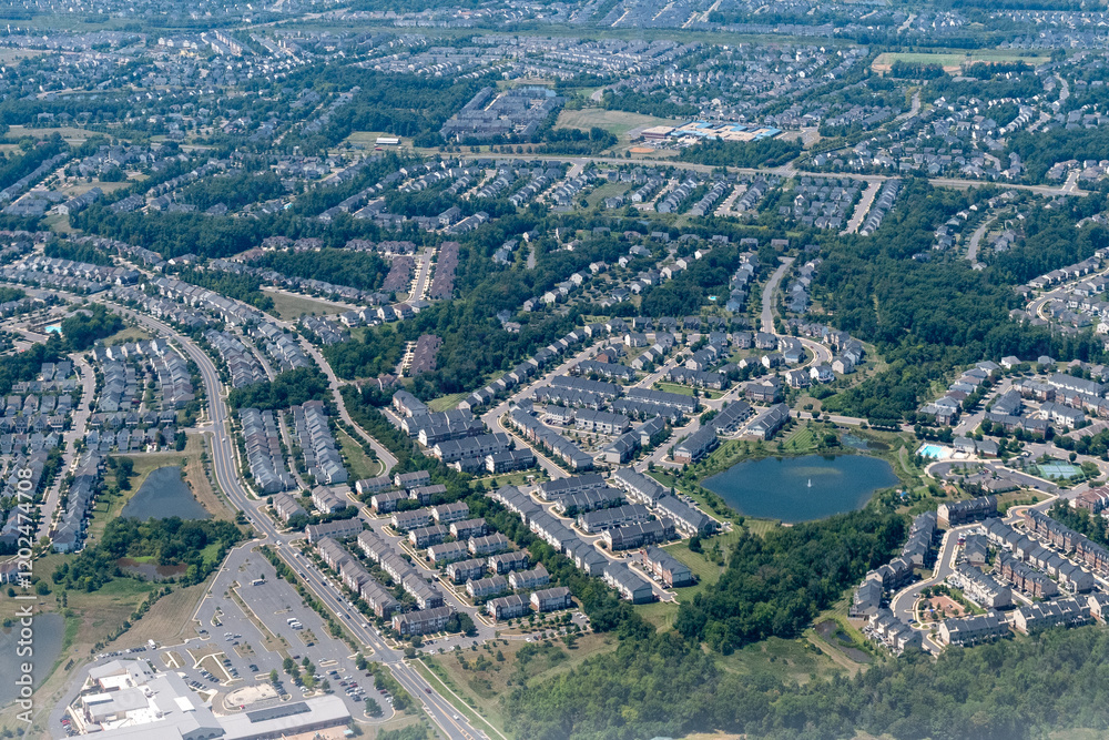 Obraz premium Northern Virginia Suburbs, Virginia, USA - Aerial view of Town homes, houses man-made ponds and gated communities in the suburbs of Northern Virginia near Leesburg