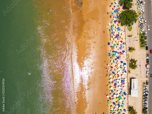 Imagem aérea de drone da praia do morro, condomínio Aldeia da Praia e Praia da Cerca em Guarapari. Linda cidade turística no sul do Espírito Santo em um dia ensolarado, região tropical do Brasil.