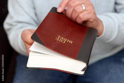 Eine Frau hält die Bibel in der Hand photo