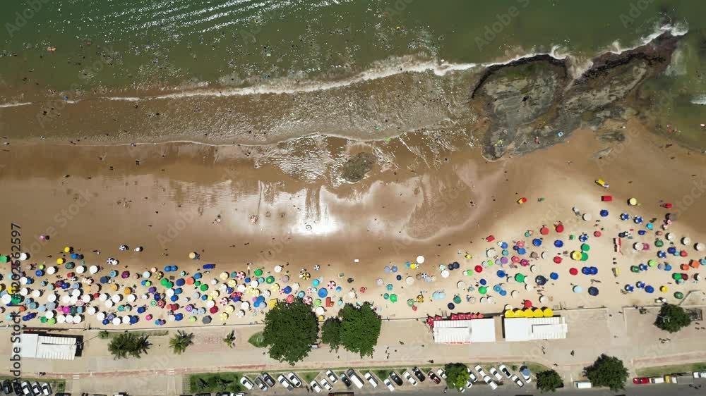 Imagem aérea de drone da praia do morro, condomínio Aldeia da Praia e Praia da Cerca em Guarapari. Linda cidade turística no sul do Espírito Santo em um dia ensolarado, região tropical do Brasil.