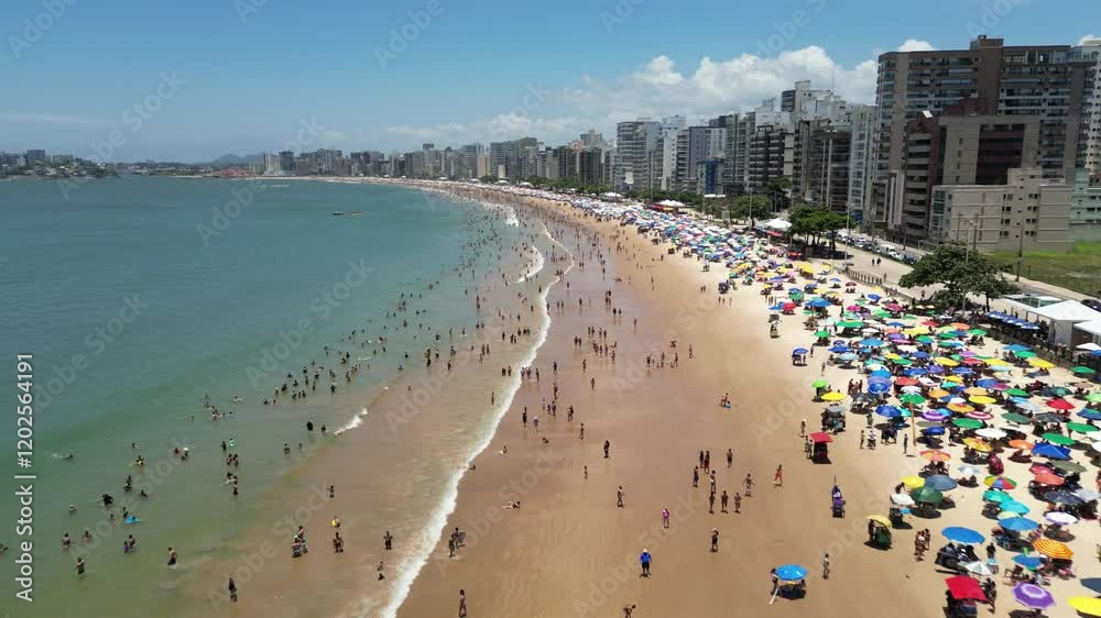 Imagem aérea de drone da praia do morro, condomínio Aldeia da Praia e Praia da Cerca em Guarapari. Linda cidade turística no sul do Espírito Santo em um dia ensolarado, região tropical do Brasil.