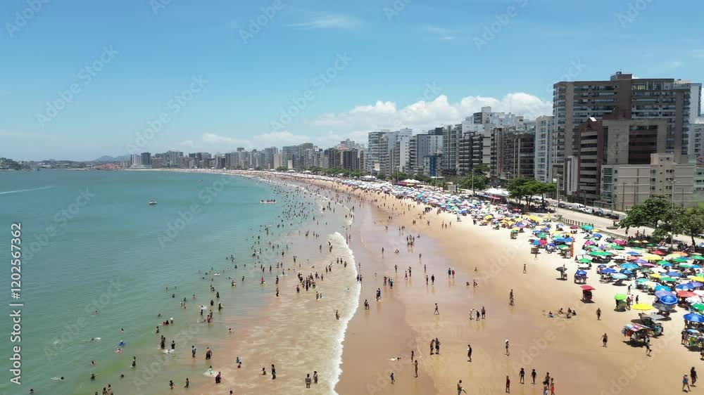 Imagem aérea de drone da praia do morro, condomínio Aldeia da Praia e Praia da Cerca em Guarapari. Linda cidade turística no sul do Espírito Santo em um dia ensolarado, região tropical do Brasil.