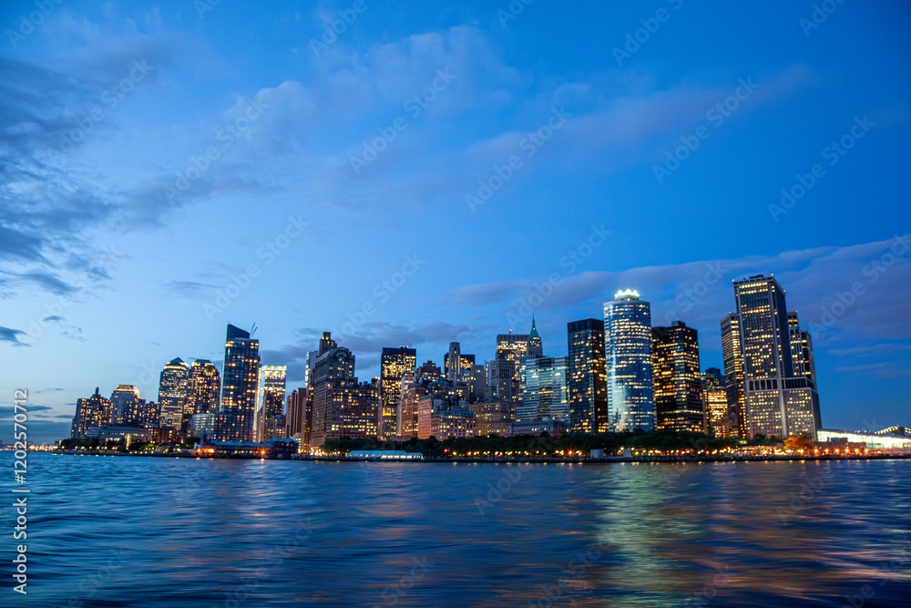 Obraz premium View of New York from Hudson River at dusk