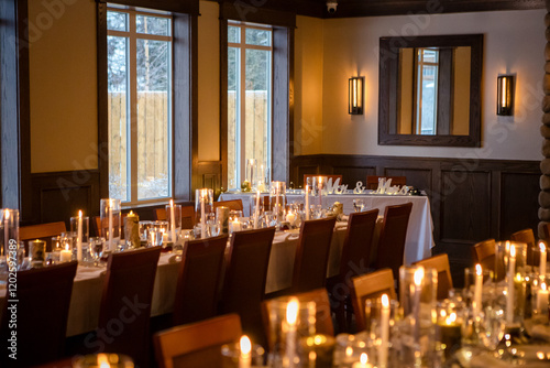 Foto Elegant candlelit banquet hall decorated for a wedding reception