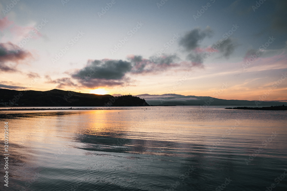 Obraz premium A beautifully calm sunset by the sea.