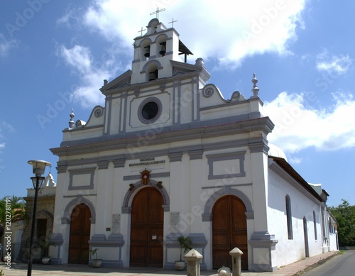 La mayoria de la poblacion Venezolana profesa la religion catolica por eso la cantidad y variedad de iglesias presentes.