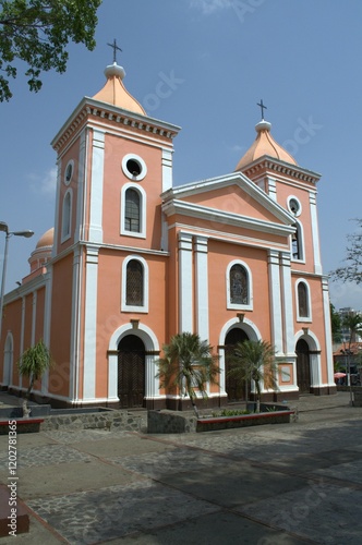 La mayoria de la poblacion Venezolana profesa la religion catolica por eso la cantidad y variedad de iglesias presentes.